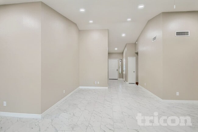 Building Photo - 4947 E Greenway Cir