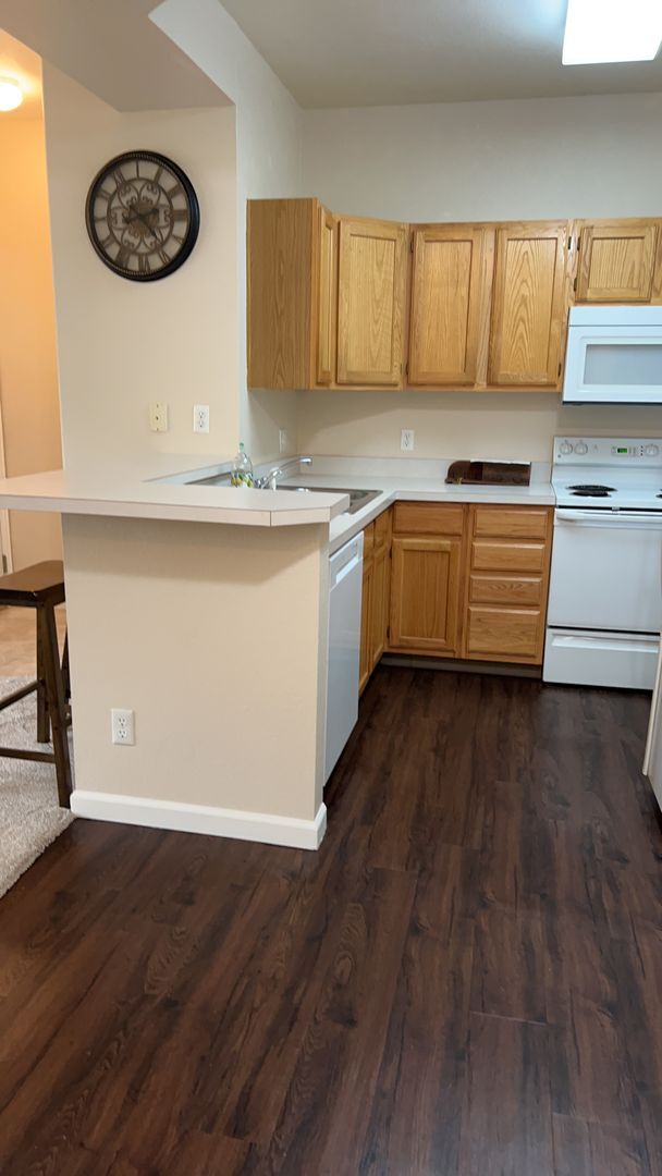 Building Photo - Cozy 1-Bedroom Condo | Low-Maintenance Living in a Great Location