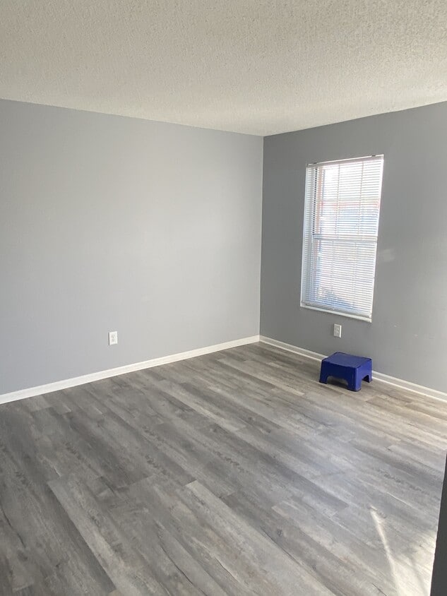 Building Photo - 535 Huron Dr W