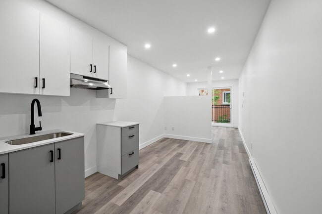 Building Photo - 2090 Beaconsfield