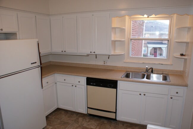 Building Photo - 2127 Collinway St