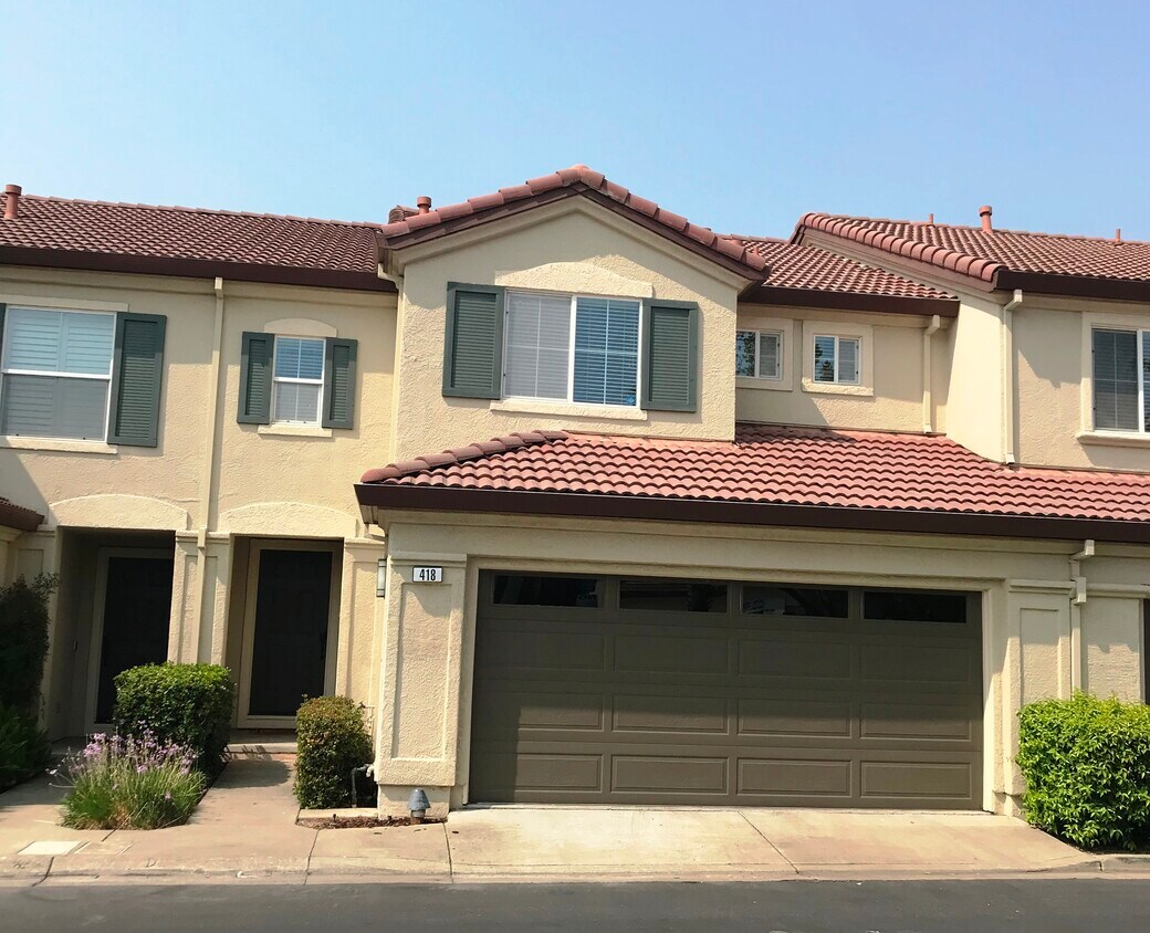 Foto principal - 418 Regal Lily Ln