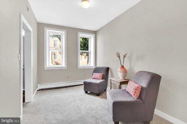 Building Photo - 3 Bedroom 1 bath Townhome in historic Newt...