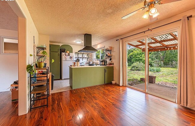 Building Photo - Beautiful Churchill Home!