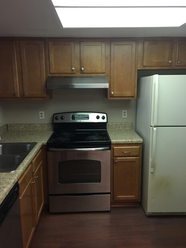 Building Photo - Holly Tree Condominiums