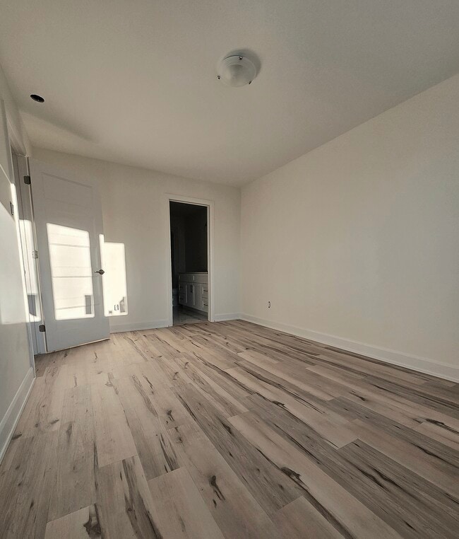 Building Photo - 359 Voyageur Pl