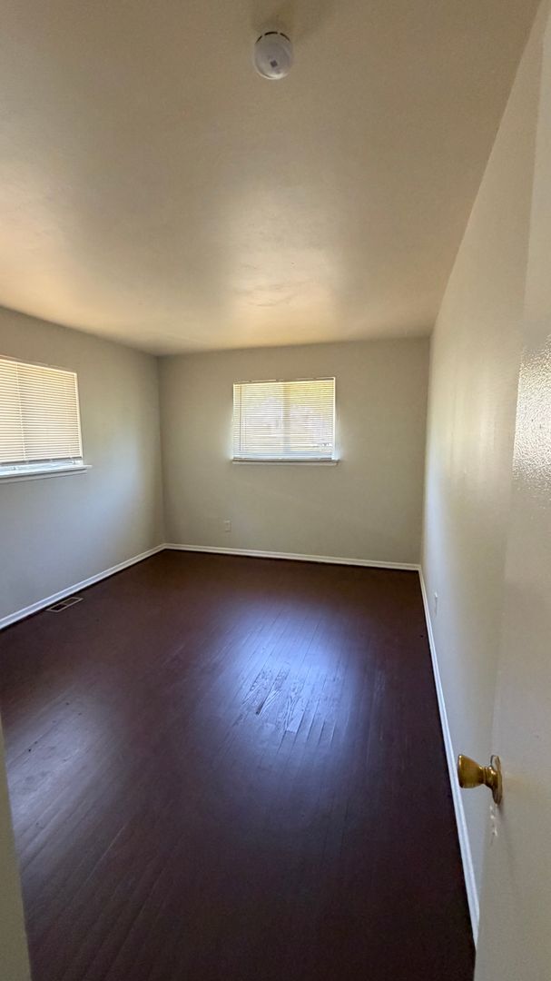Building Photo - Lovely 3 Bedroom, 1 Bathroom Home