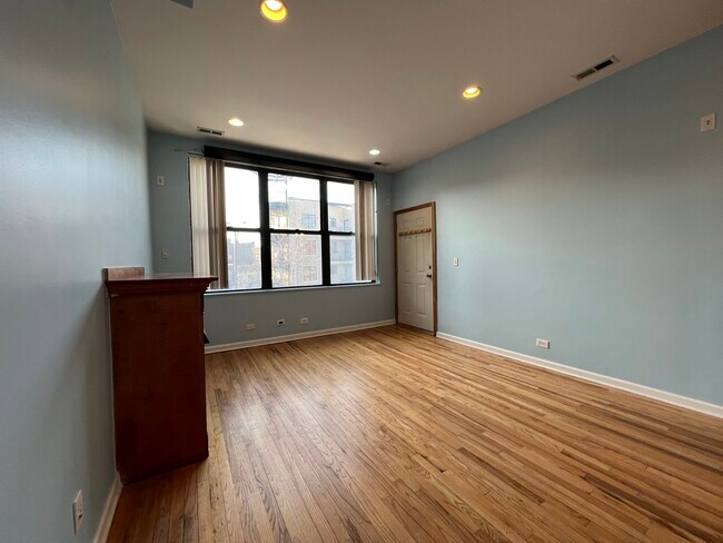 Sala de estar - 905 N Racine Ave