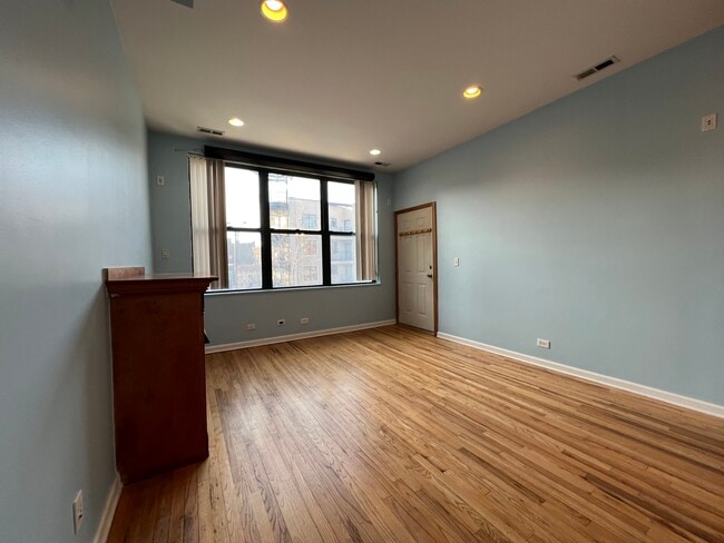 Living Room - 905 N Racine Ave