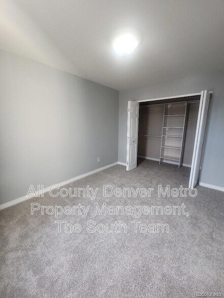 Foto del edificio - 4365 W Kenyon Ave