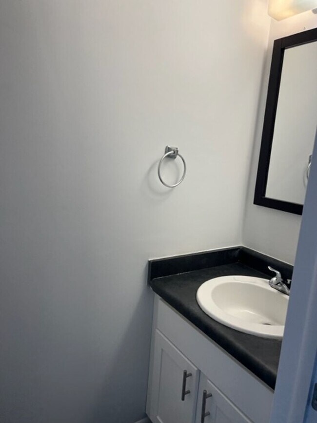 Building Photo - Beautifully updated townhouse, air conditi...