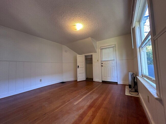 Foto del edificio - Charming Vintage Studio with Garden Access in Great Hawthorne Location!