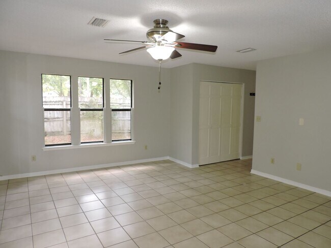 Building Photo - Convenient Northeast location!