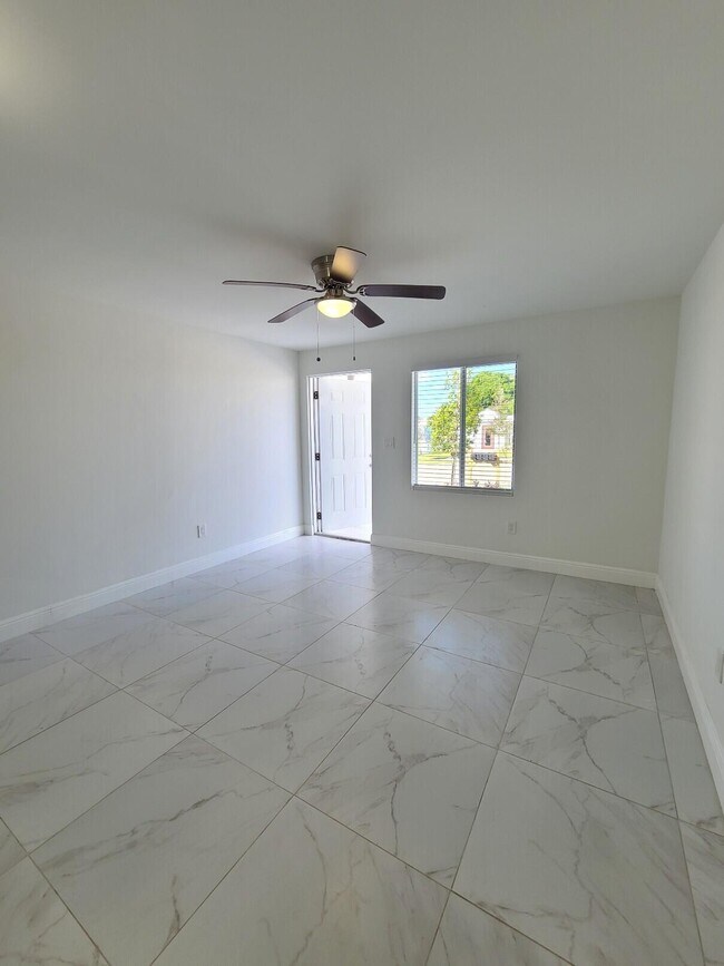 Foto del edificio - 933 W 7th St