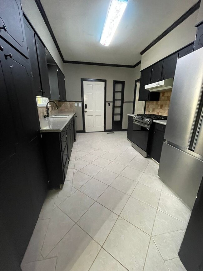 Building Photo - Gorgeous 3 Bedroom Home in South Highland