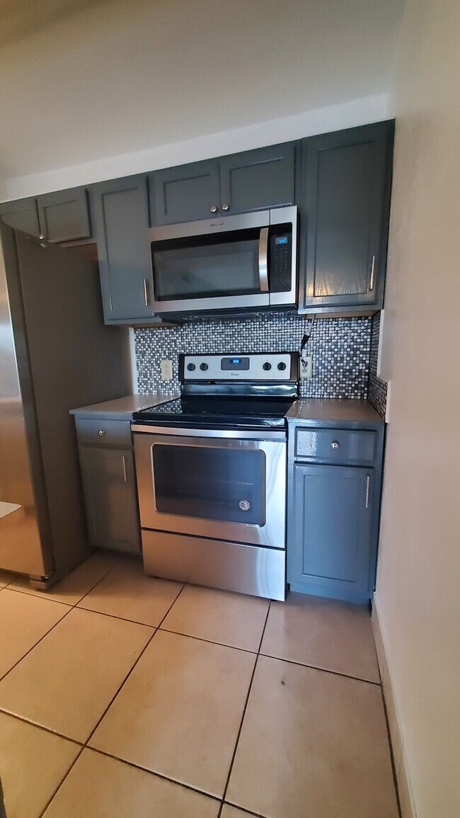 Building Photo - Beautiful 01 Bedrrom + Den at Village Creek
