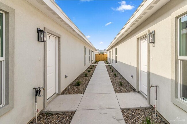 Foto del edificio - 13 Stark Rd