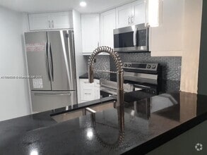 Building Photo - 9421 Fontainebleau Blvd