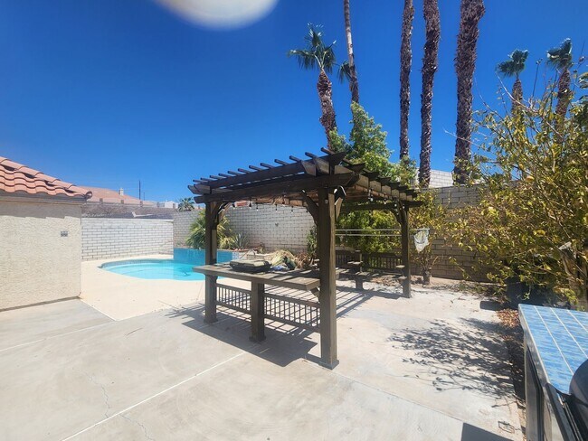 Foto del edificio - Laughlin Estates Custom Built Pool Home