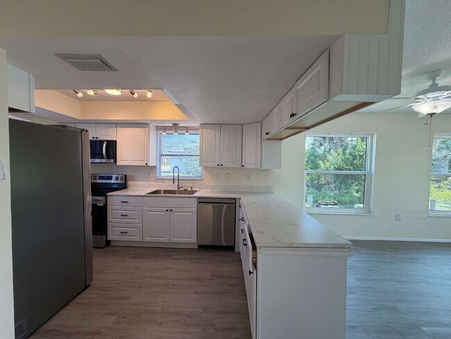 Building Photo - 2-bedroom, 2-bathroom residence located in Punta Gorda Isles