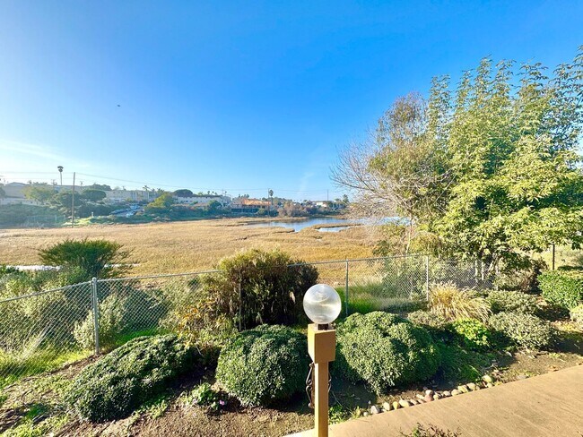 Foto del edificio - Beautiful 2bd/1.5ba Townhome in Pt. Loma Tennis Club! Pool, gym, jacuzzi, parking, views!