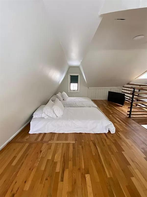Building Photo - GLORIOUS HOUSE