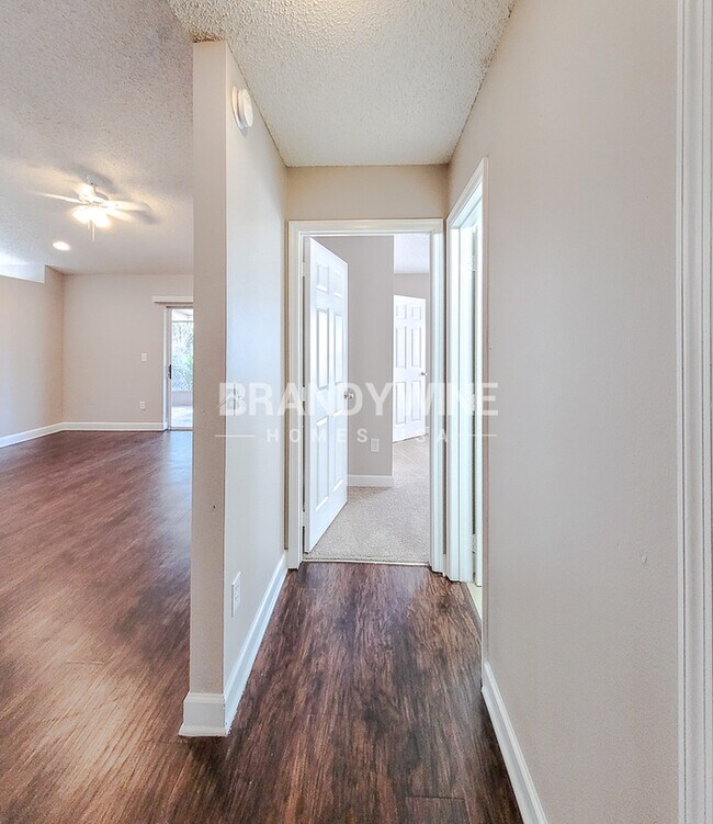 Foto del edificio - One month FREE RENT!!!