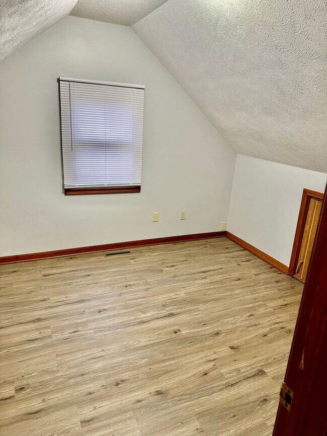 Building Photo - Charming 3 Bedroom 1.5 bath in Portage