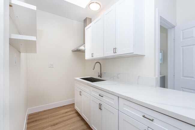 Kitchen - 153 S La Brea Ave