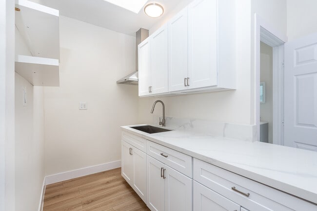 Kitchen - 153 S La Brea Ave