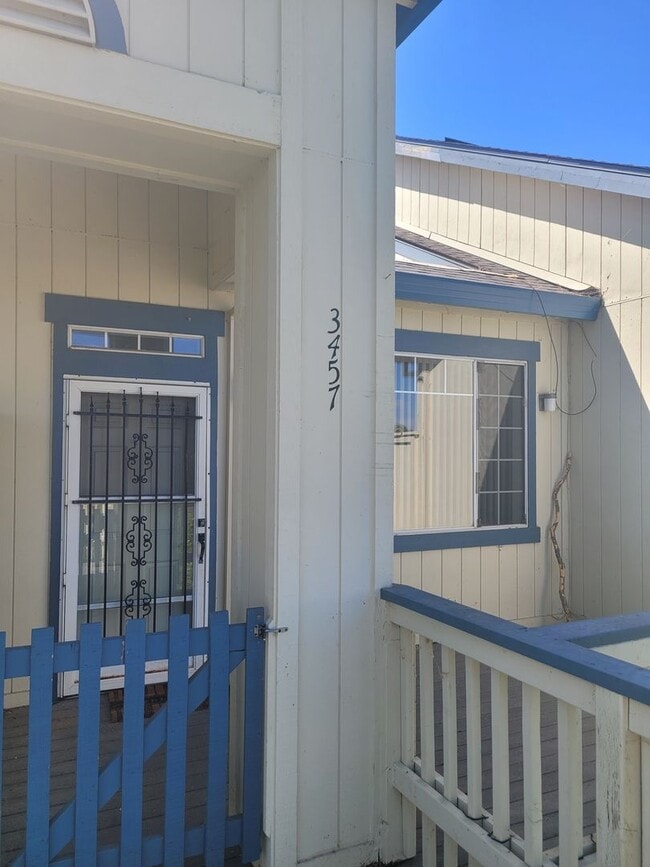 Foto del edificio - 3-bed 2-bath townhouse with a breathtaking...