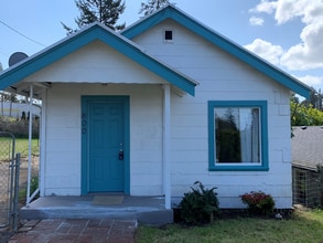 Building Photo - 800 Oakhill Ave SE