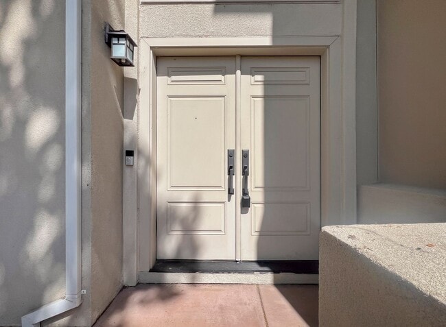Building Photo - 3 bedroom 2.5 bath townhome with multiple ...