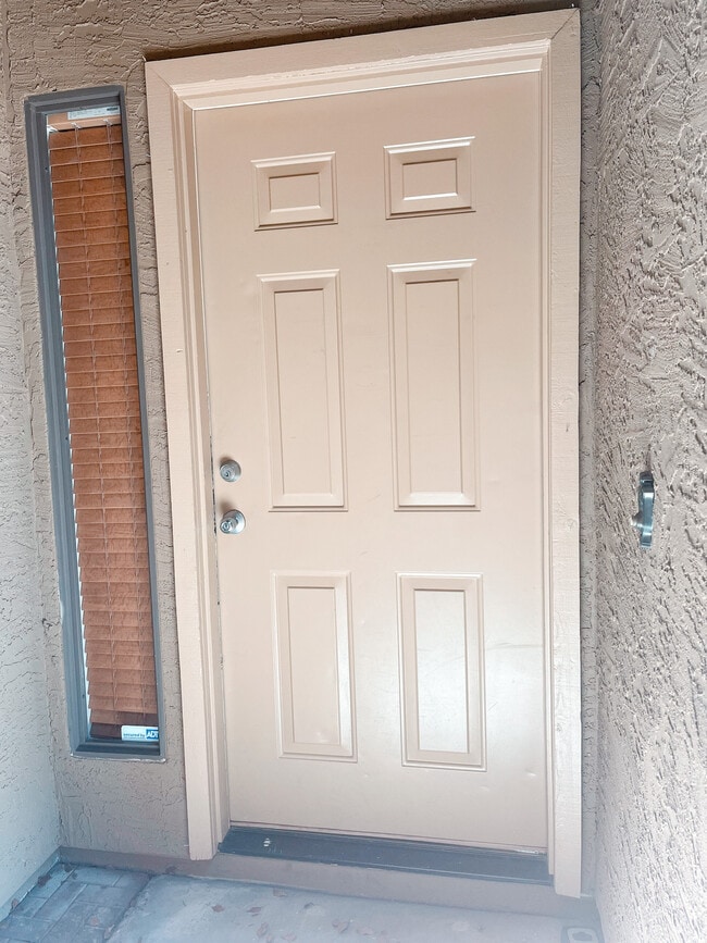 Puerta principal - 1915 N Scovel St