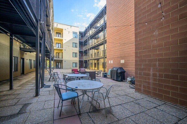 Foto del edificio - 2150 S Main St