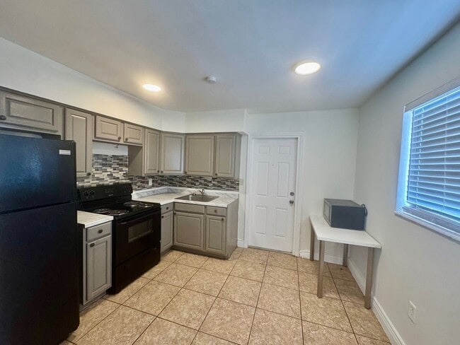 Ventura Blvd FTL 2633-2635 - Ventura Blvd FTL 2633-2635 Apartment
