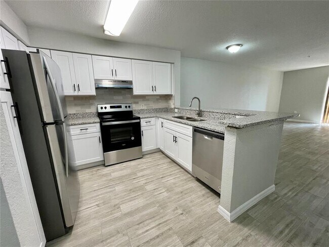 Foto del edificio - 13803 Fairway Island Dr