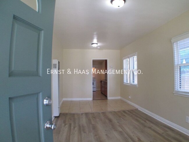 Building Photo - Lovely 2 Bedroom House Just Blocks from th...