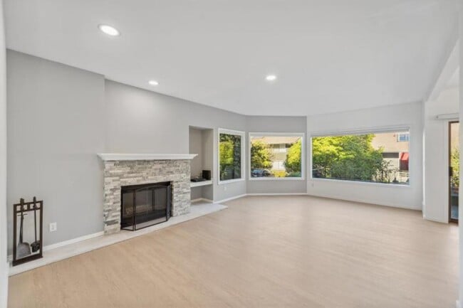 Building Photo - 2 bedroom in Seattle WA 98109