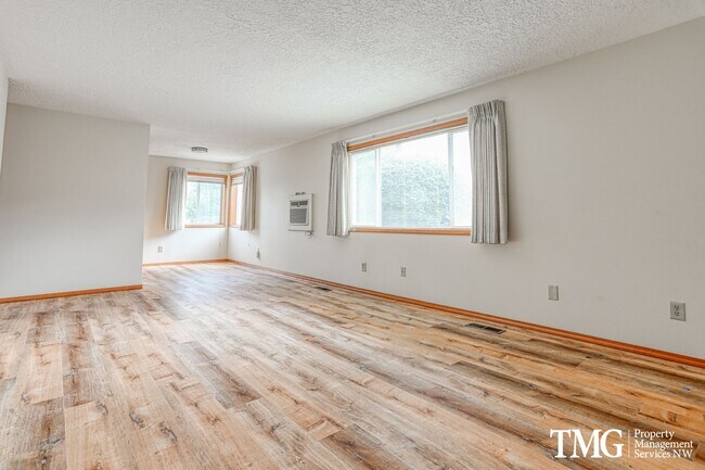 Foto del edificio - Spacious Corner Condo with Garage and W/S/...