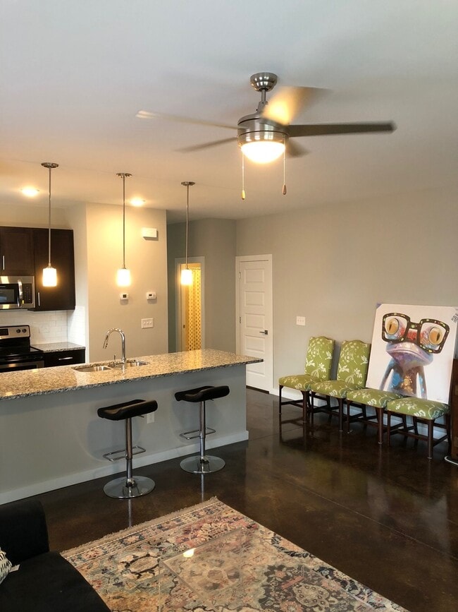 Building Photo - Stunning, Spacious 2 Bedroom First Floor U...