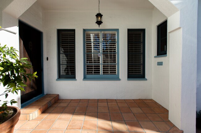 Ready to Go Inside? - 1230 S Crescent Heights Blvd