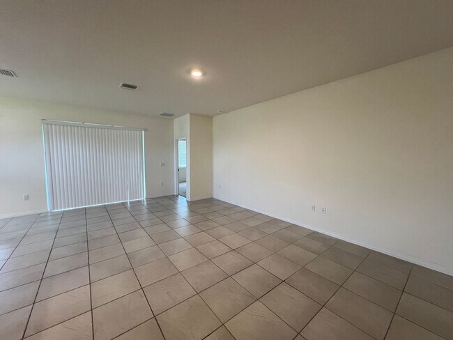 Building Photo - FABULUOUS 4BD/2BA Home in the Beautiful Be...
