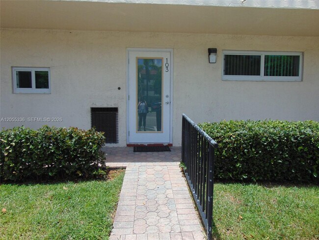 Foto del edificio - 9811 N Hollybrook Lake Dr