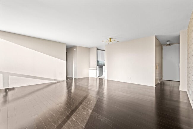 Building Photo - 4343 N Clarendon Ave