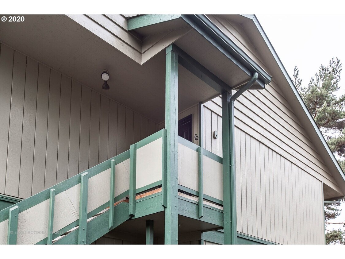 Puerta principal - 600 Cherry Dr