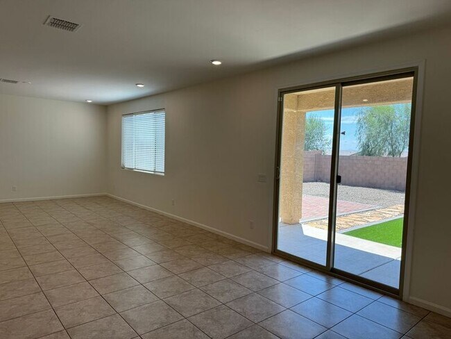 Building Photo - 3041 W Cres View Ln