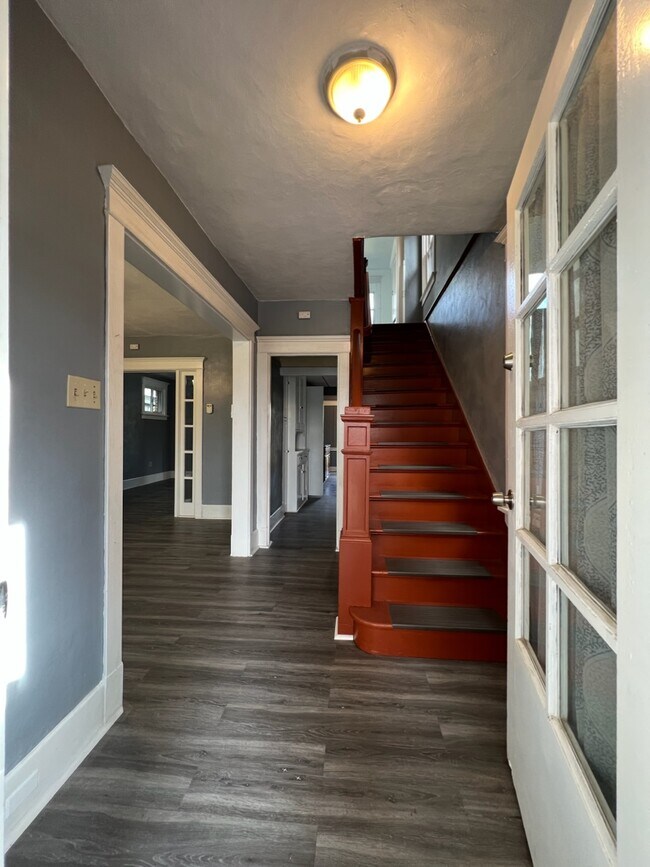 Entry - 1507 Grandview Ave