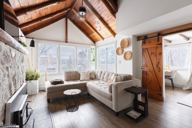 Foto del edificio - 377 Lakeside Rd