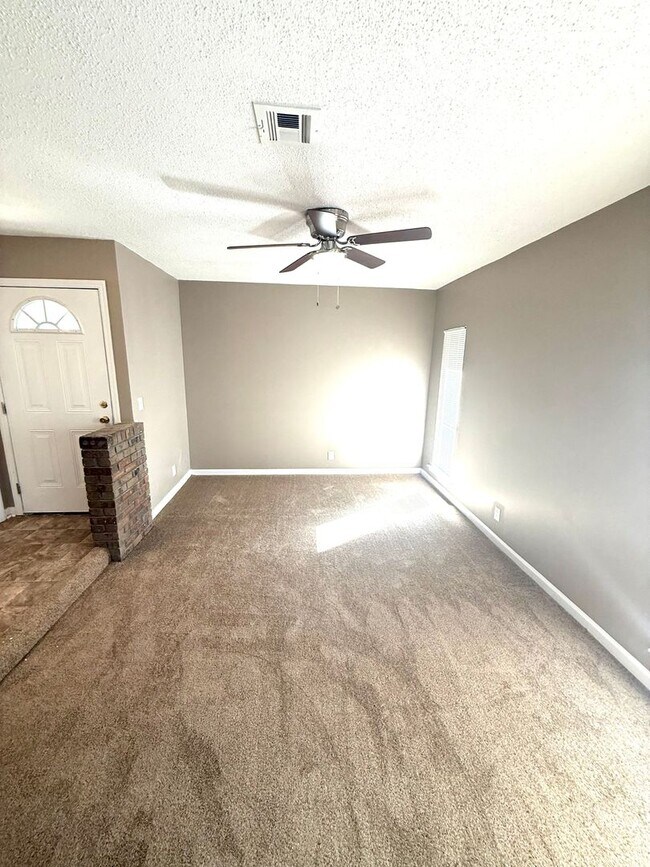 Foto del edificio - ** 3 Bed 2 Bath located off Wares Ferry road ** Call 334-366-9198 to schedule a self tour